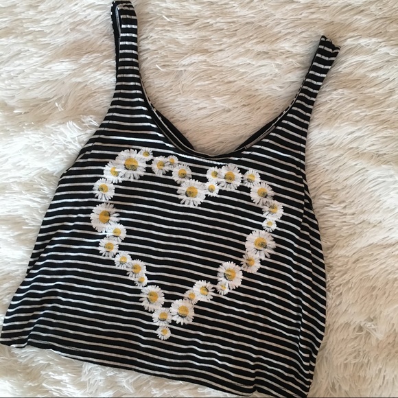 Charlotte Russe Tops - DAISY HEART CROP TANK